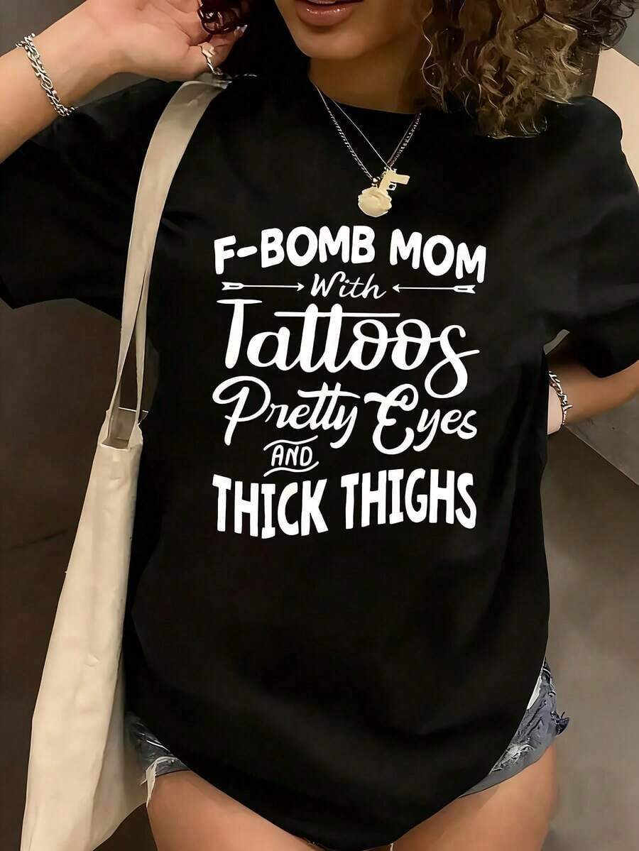 Camiseta de manga corta para mujer con diseño gráfico "F-Bomb Mom" - Diseño "Con Tatuajes, Ojos Bonitos y Muslos Gruesos", Camiseta de gran tamaño con estampado gráfico, 1 pieza, Novedad, 100% poliéster, Camiseta casual de cuello redondo para el verano. - Negro - Ver 1