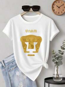 Camiseta de Fútbol Pumas UNAM para Mujer |   Diseño de Logotipo Dorado |   100% Algodón Puro |   Suave y cómodo |   Ideal para uso diario y para regalar |   Camiseta Blanca de Cuello Redondo |   Estilo unisex - Blanco - Ver 2