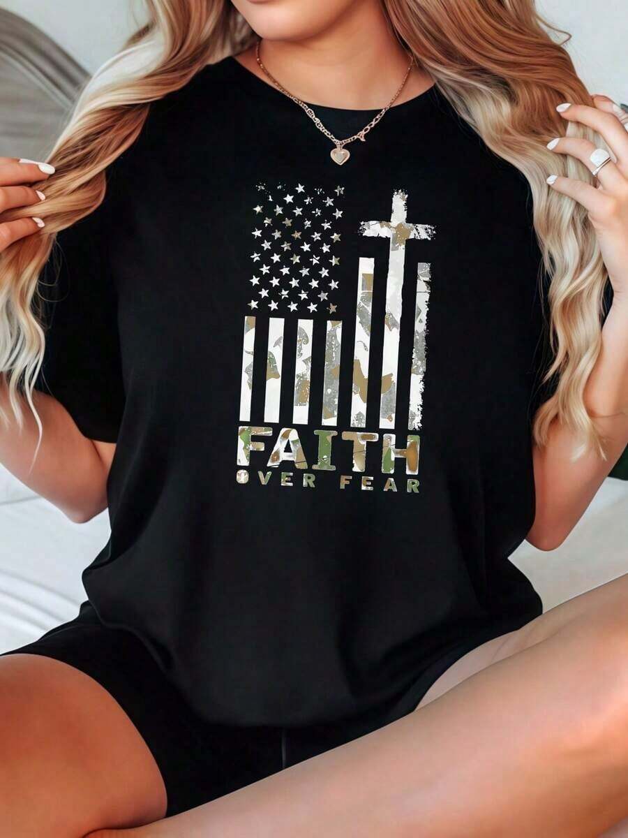 Camiseta Minimalista para Mujer, Cuello Redondo Casual, Opciones en Blanco y Negro, Estampado Americano "Faith Over Fear", Camiseta Gráfica Inspiradora, Camisetas de Uso Diario, Tops de Verano, Camisetas Gráficas, Conjuntos de Verano para Mujer, Camisetas Cortas para Mujer, Tops para Mujer, Ropa Linda de Algodón Vintage para Mujer, Camiseta Simple de Color Sólido para Mujer, Corte Holgado y Ajustado, Manga Corta Casual. - Negro - Ver 1