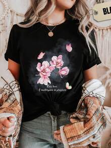Camiseta con cita de amor y tipografía floral para parejas, ideal para el Día de San Valentín. 220 g de algodón puro unisex. Peso ideal para todas las estaciones, apta para hombres y mujeres. Tejido duradero de alta calidad, suave al tacto y de larga duración. Transpirable. Adecuada para primavera y verano, vacaciones, Día de la Madre y Día de la Independencia. - Negro - Ver 1