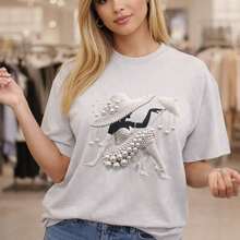 Camiseta de Algodón de Talla Grande para Mujer, M-5XL, Camiseta Negra de Manga Corta con Gráfico de Dama Adornado con Perlas, Top Casual de Corte Holgado, Moda de Verano, Tela Suave y Cómoda, Ropa de Talla Grande para Mujer, Uso Diario, Camiseta Estampada - Gris Claro - Ver 12