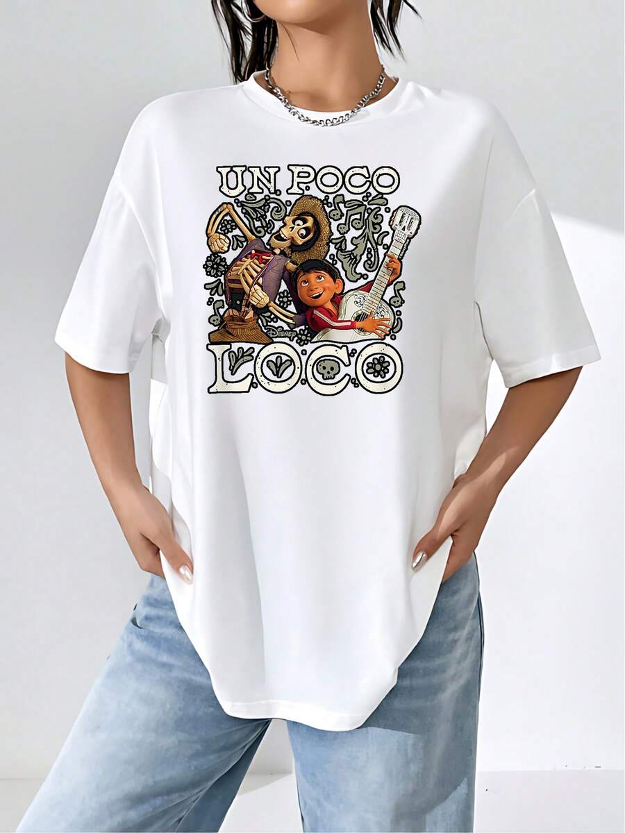 Motivo con calavera tocando la guitarra y un niño celebrando la música y la vida con arte colorido lleno de energía y simbolismo cultural camiseta de mujer cómoda y suave para uso diario - Blanco - Ver 1