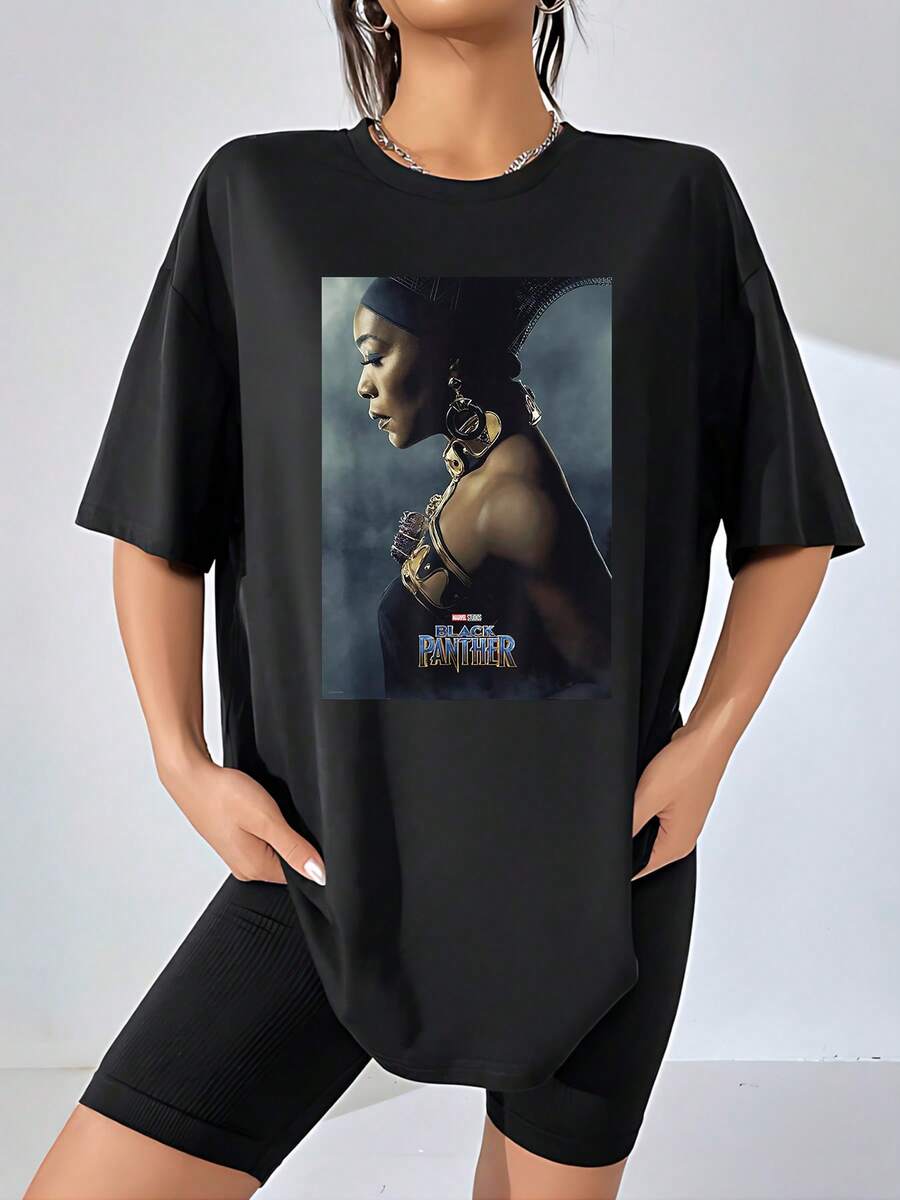 Image Inspired By A Powerful Figure With A Golden Mask Symbolizing Strength And Cultural Pride Against A Dark Background Evoking Mystery And Elegance. Comfortable Casual Women's T-Shirt For Everyday Wear. - 黑色 - 查看 1