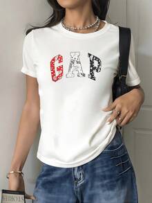 Large Lettering With Floral Patterns In Red, White, And Blue Conveys Energy, Optimism, And A Fresh, Youthful Touch. A Comfortable, Casual Women's T-Shirt For Everyday Wear, Modern And Versatile. - 白色 - 查看 8