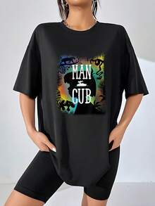 Gráfico colorido que muestra la silueta de un niño aventurero rodeado de animales salvajes y hojas tropicales que simbolizan libertad valor y conexión con la naturaleza camiseta de mujer - Negro - Ver 1