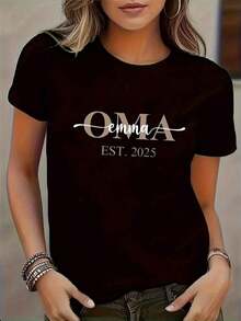 Camiseta Casual para Mujer con Estampado de Letras OMA - Negra con Diseño de Contraste Blanco y Dorado, EST.2025, Cuello Redondo, Corte Regular, Lavable a Máquina, Ropa de Uso Diario, Camiseta con Estampado, Camisa Cómoda - Negro - Ver 1