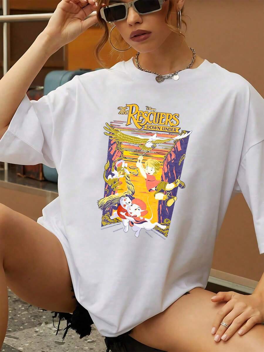 Gráfico colorido que muestra una escena animada donde pequeños héroes vuelan junto a un águila gigante sobre un paisaje brillante transmitiendo valor, amistad y aventura camiseta de mujer casual cómoda para uso diario - Blanco - Ver 1