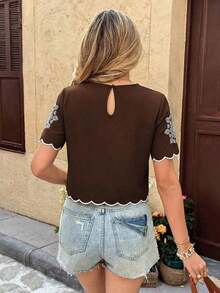 Blusa de manga corta con estampado floral y borde con volantes, estilo de vacaciones de verano para mujer - Marrón - Ver 2