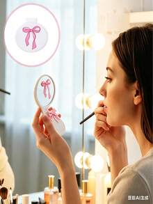 Juego de 16 piezas de mini espejos de bolsillo (8 espejos de maquillaje + 8 bolsas de organza), espejos cosméticos redondos plegables decorados con lazos rosas, lazos de estrellas blancas y lazos blancos sólidos, accesorios de belleza coreanos portátiles, regalos para mujeres, recuerdos de cumpleaños y despedida de soltera - Lazo blanco - Ver 5