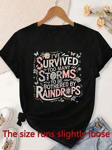 Camiseta Casual de Manga Corta para Mujer con Estampado Floral de Mariposas y Diseño "He Sobrevivido a Demasiadas Tormentas para que Me Molestaran las Gotas de Lluvia", Suave y Cómoda para Primavera Verano, Camiseta Gráfica Floral para Uso Diario en Verano - Negro - Ver 1