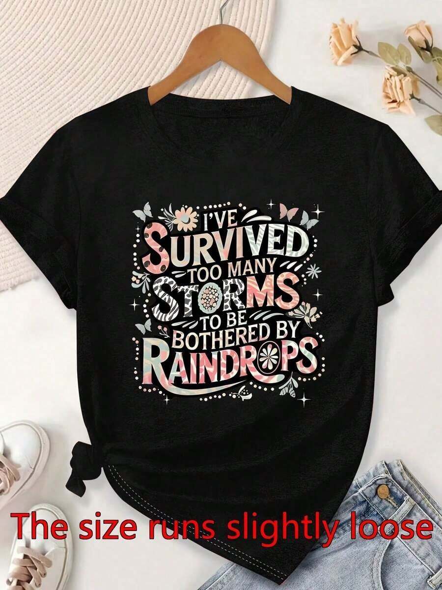 Camiseta Casual de Manga Corta para Mujer con Estampado Floral de Mariposas y Diseño "He Sobrevivido a Demasiadas Tormentas para que Me Molestaran las Gotas de Lluvia", Suave y Cómoda para Primavera Verano, Camiseta Gráfica Floral para Uso Diario en Verano - Negro - Ver 1