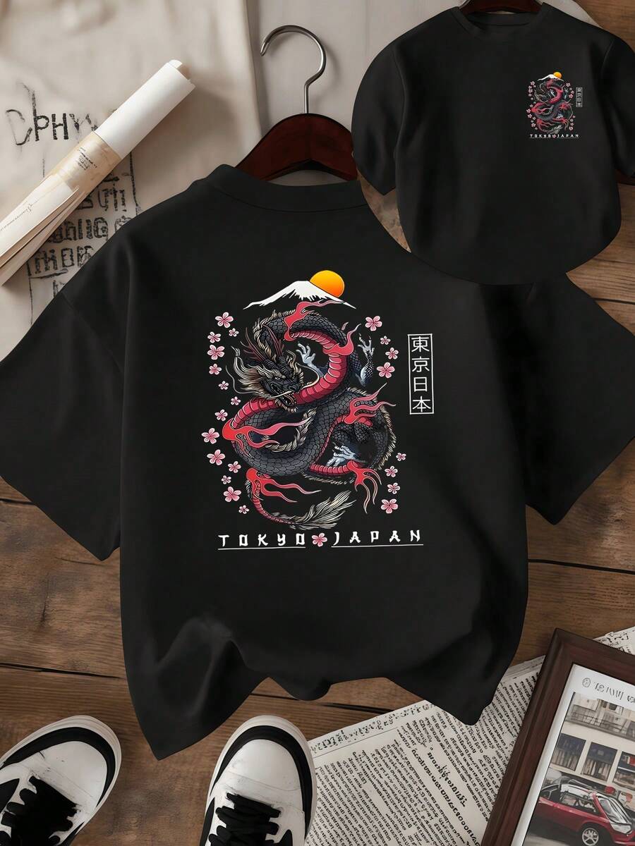 Dragón japonés envuelto entre flores de cerezo simbolizando fuerza equilibrio y renacimiento bajo el sol naciente con el monte al fondo camiseta de mujer doble faz casual moderna - Negro - Ver 1