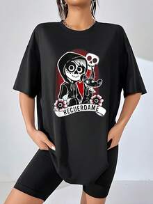 Imagen inspirada en el vínculo eterno entre el alma y el recuerdo con calavera sonriente flores y fondo rojo que simboliza amor y memoria eterna camiseta de mujer  casual cómoda para uso diario - Negro - Ver 6