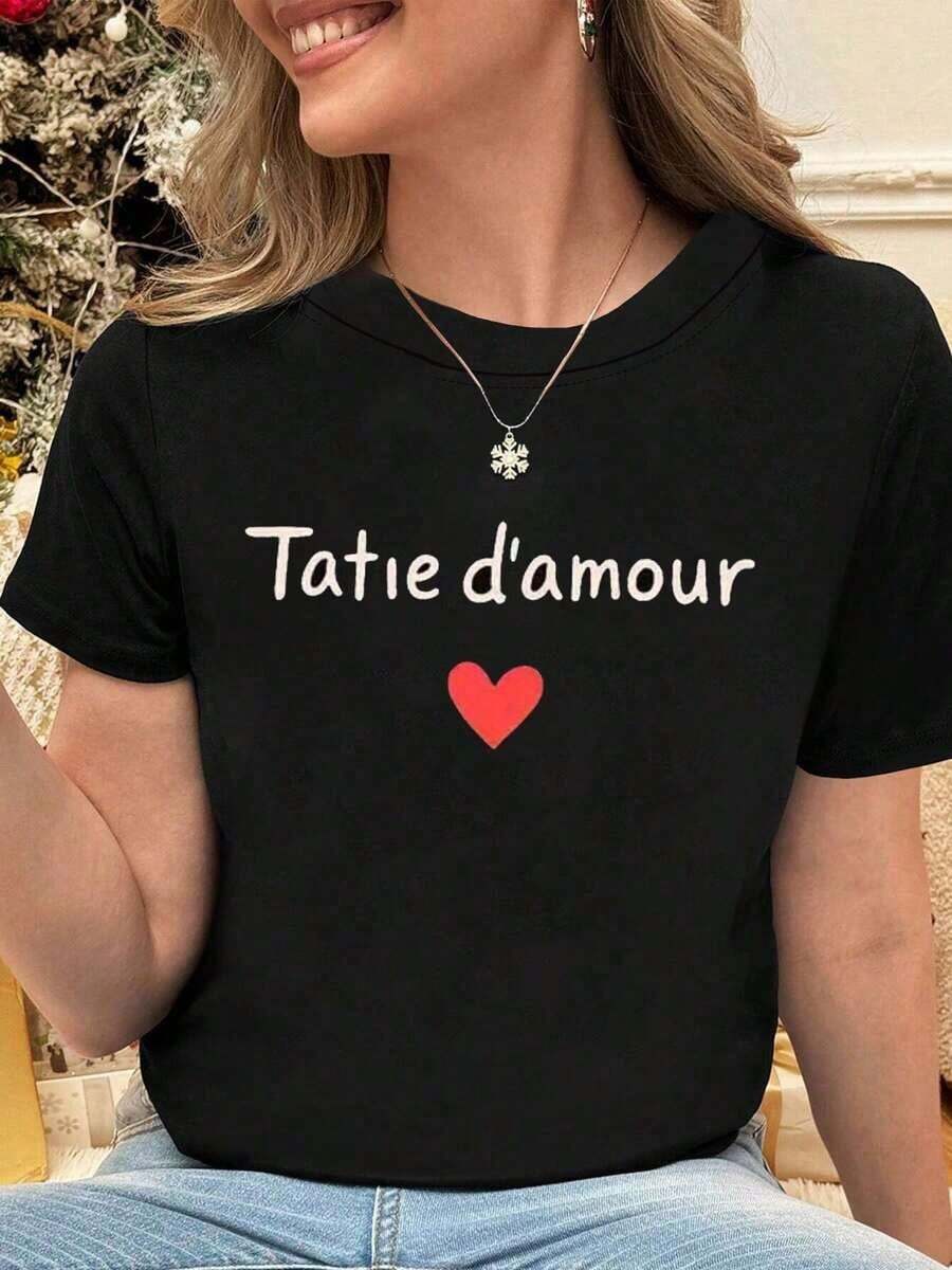 Minimalist And Elegant Round-Neck T-Shirt For Women, Perfect For Spring And Summer, Featuring A Heart Print That Expresses Love And A Warm Sense Of Family. It's Called 'Aunt Of Love' In French. This Simple, Solid-Color T-Shirt For Women Offers A Relaxed Yet Fitted Look And Casual Short Sleeves. - 黑色 - 查看 1