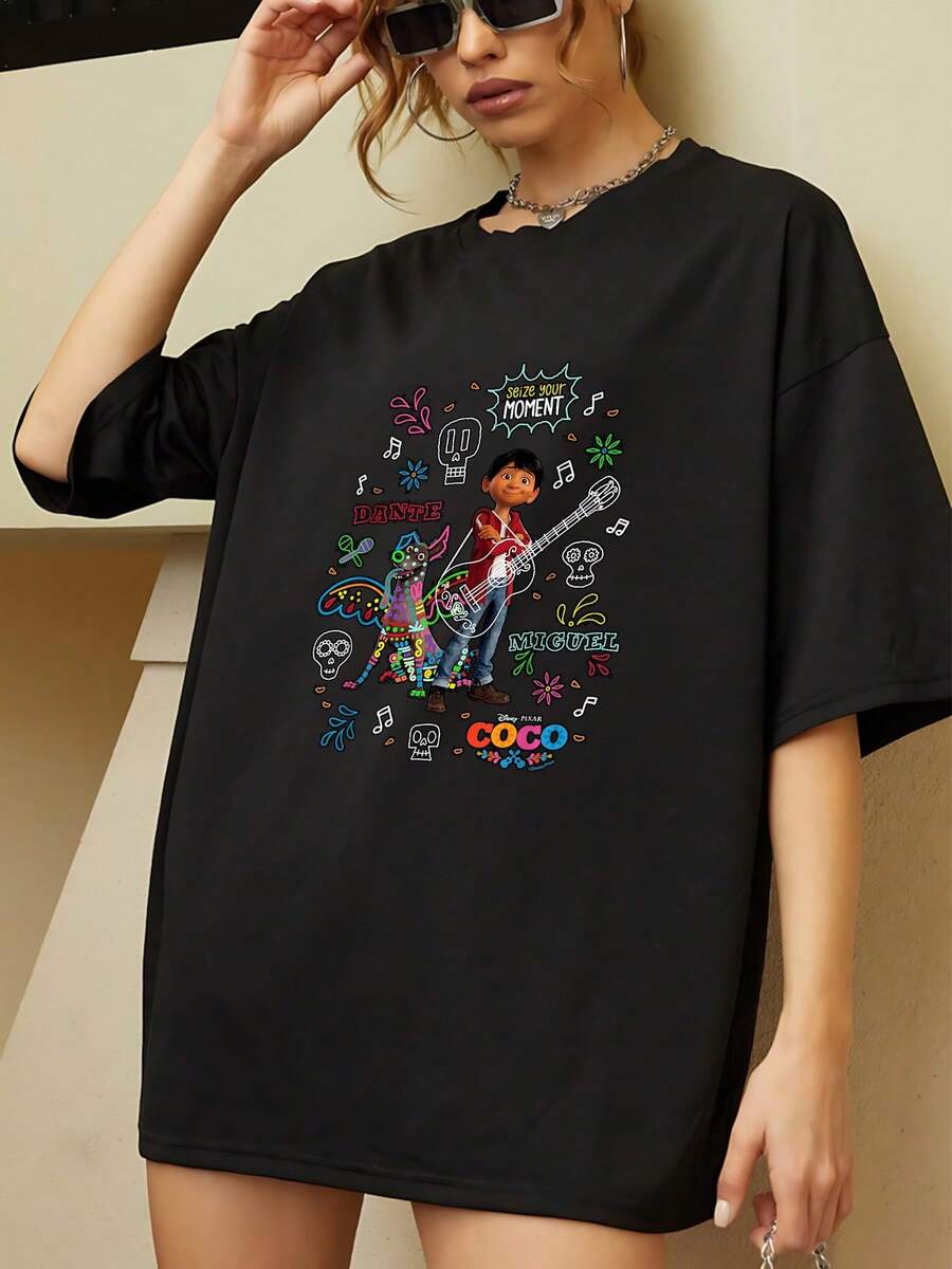 Colorful Illustration Inspired By The Day Of The Dead Celebration With Musical Symbols, Festive Skulls, And A Motivational Message That Evokes The Joy Of Living And Following Dreams. Comfortable Casual Women's T-Shirt Ideal For Everyday Wear. - 黑色 - 查看 1