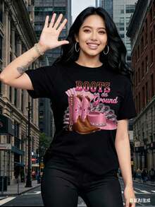 Women's Short-Sleeved T-Shirts, T-Shirts With Interesting Prints, Beautiful Clothing. White T-Shirt For Women With A Print Of Pink Cowboy Boots And A Hat On The Ground, Ideal For Casual Wear. - 黑色 - 查看 7