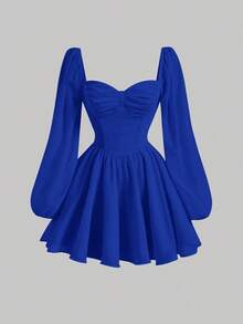 Vestido corto de manga larga con cuello de corazón, manga farol y busto fruncido en blanco - azul real - Ver 1
