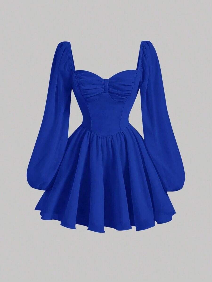 Vestido corto de manga larga con cuello de corazón, manga farol y busto fruncido en blanco - azul real - Ver 1