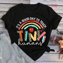 Rainbow Apple "ES UN BUEN DÍA PARA ENSEÑAR A PEQUEÑOS HUMANOS" Camiseta Gráfica Negra para Adolescentes - Negro - Ver 1