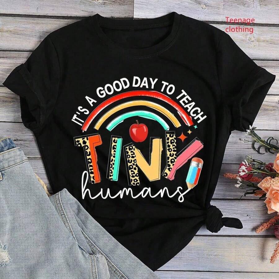 Rainbow Apple "ES UN BUEN DÍA PARA ENSEÑAR A PEQUEÑOS HUMANOS" Camiseta Gráfica Negra para Adolescentes - Negro - Ver 1