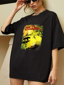 Gráfico que representa la conexión entre la naturaleza y la aventura con siluetas en la selva iluminadas por la luz dorada del amanecer mostrando espíritu libre y explorador camiseta de mujer  cómoda y casual - Negro - Ver 1
