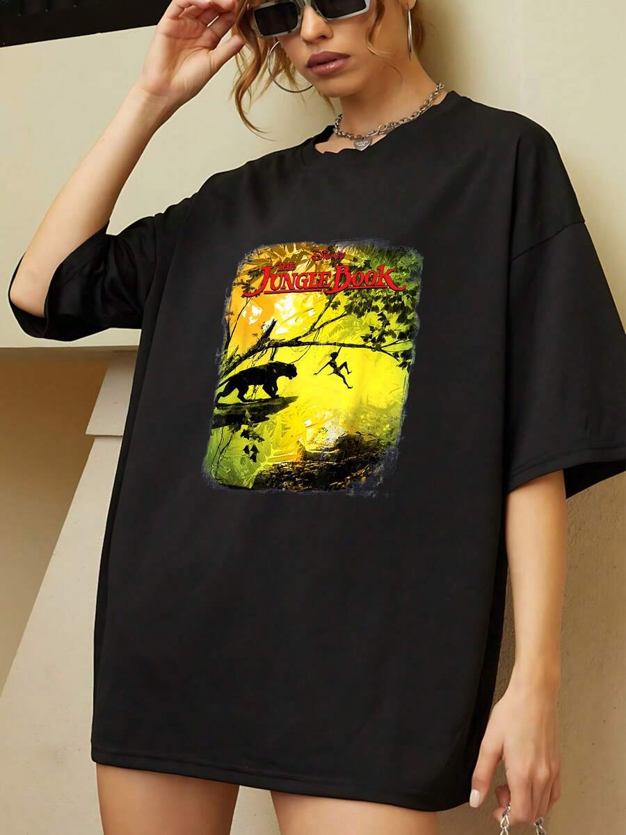 Gráfico que representa la conexión entre la naturaleza y la aventura con siluetas en la selva iluminadas por la luz dorada del amanecer mostrando espíritu libre y explorador camiseta de mujer  cómoda y casual - Negro - Ver 1