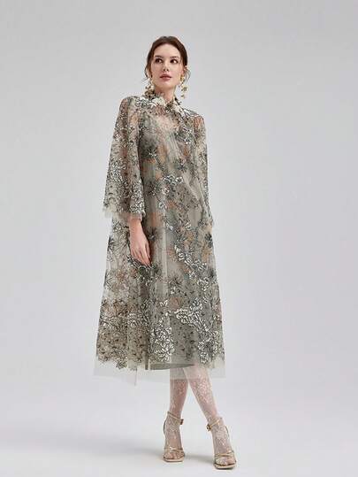 Rich Radi Q's Elegante vestido largo de mujer con cuello alto y cinturón, decorado con encaje de contraste y rosas 3D, en estilo vintage que muestra un encanto de moda