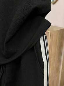 Everyssa Conjunto informal de 2 piezas para mujer: Camiseta holgada de cuello redondo con cinta de contraste y pantalones cortos deportivos casuales de cintura alta con cordón - Negro - Ver 3