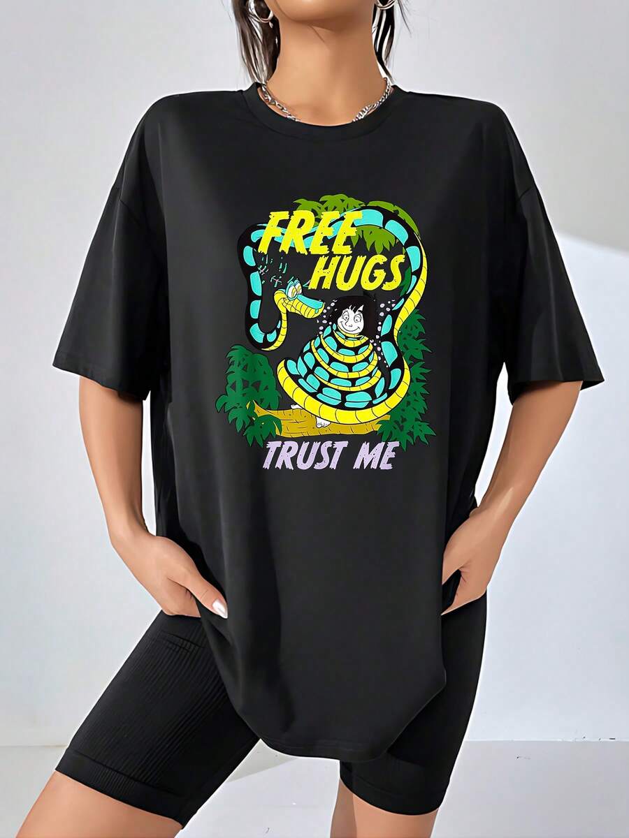 Gráfico de serpiente colorida abrazando a un gato con palabras divertidas que transmiten humor y confianza camiseta de mujer cómoda y casual para uso diario - Negro - Ver 1