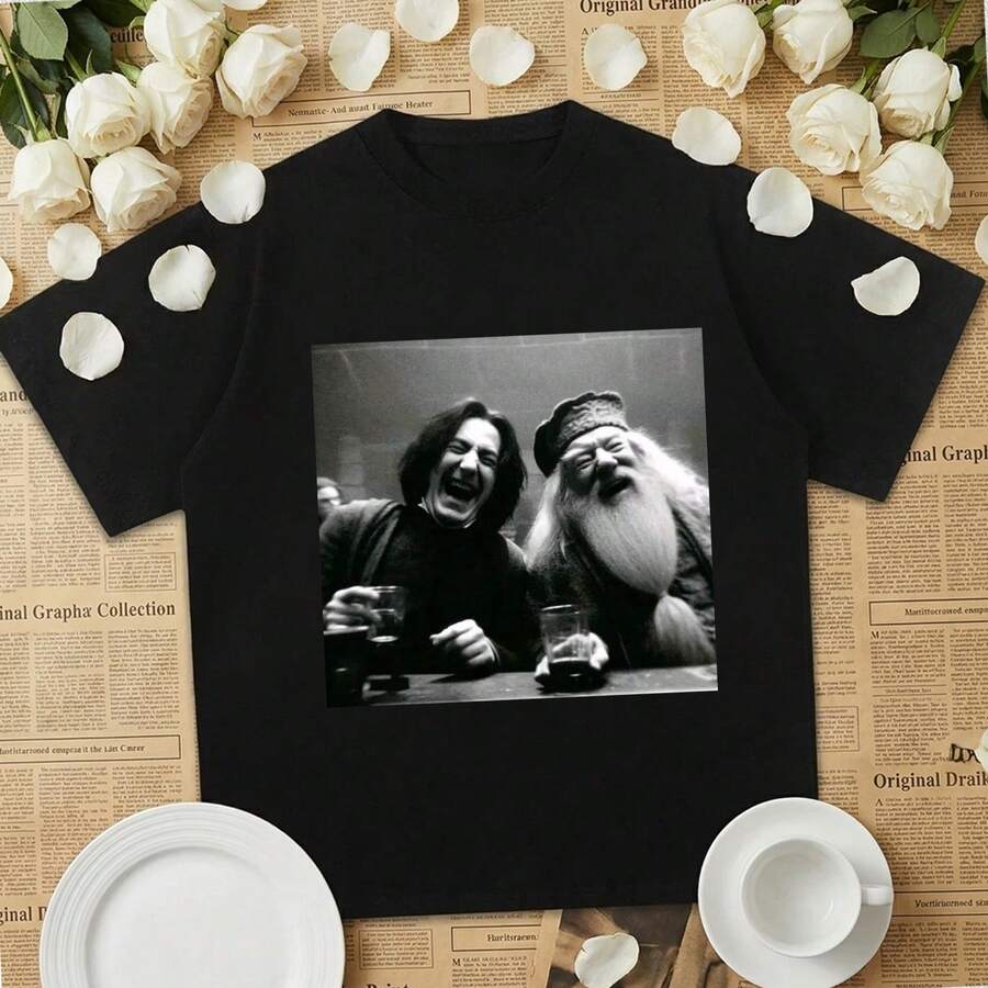 Camiseta gráfica de estilo vintage com estética de fantasia de bruxos, design unissex oversized de manga curta, confeccionada em tecido de algodão macio e com um visual urbano e casual de verão. - Preto - Ver 1