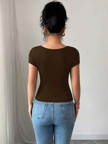 Nueva camiseta de mujer de manga corta con cuello cuadrado, dobladillo ondulado negro y fruncido lateral, versátil para el verano - Café integral - Ver 2