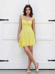 Vestido mini de verano para mujer, color liso, sin mangas, espalda abierta, cintura fruncida, vestido de malla - Amarillo - Ver 1