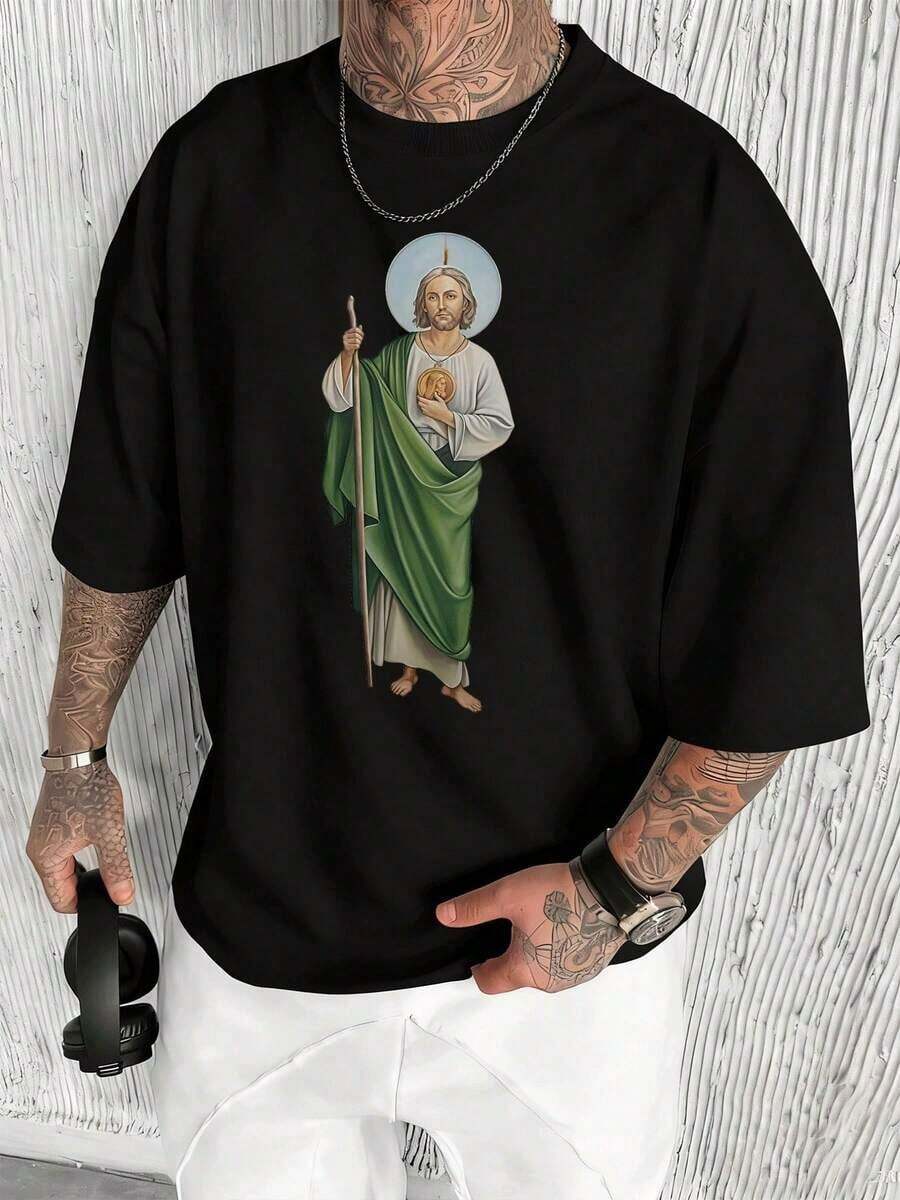Thaddeus, The Apostle, Patron Saint Of Desperate Cases And Lost Causes, Is Depicted Holding A Wooden Staff And A Medallion Of Jesus Christ, Symbolizing His Unwavering Faith. T-Shirt, 100% Cotton. Thaddeus, Apostle, Patron Saint Of Desperate Causes. - 黑色 - 查看 1