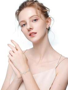 Một chiếc vòng tay tối giản với họa tiết hoa rỗng ngọt ngào và sang trọng kiểu Pháp, phù hợp để đeo hàng ngày, đi nghỉ mát và các dịp khác, đồng thời cũng là một món quà nhỏ bất ngờ và tinh tế. - vòng tay hoa văn đan lưới - Xem 4