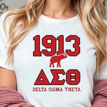 Playeras de Mujer Delta Sigma Theta 1913 con Gráfico de Elefante Rojo, Camiseta Negra - Cuello Redondo, Algodón, Modelo con Cabello Largo Ondulado Rubio, Collar Delicado, Camiseta Casual Transpirable de Verano para Miembros de la Sororidad DST, Regalo Perfecto para Fanáticas de Delta Sigma Theta - Camisetas para Salir, Estilo Vintage Negro de Primavera, Ropa de Verano Unisex: Camisetas con Estampados de Estilo Retro - Blanco - Ver 8