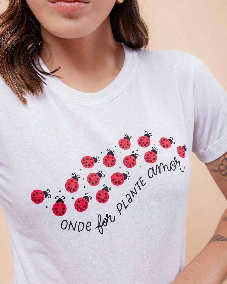 Women's White Oversized T-Shirt With Red Ladybug Print And Inspirational Phrase In A Cheerful And Modern Style With A Long Cut, Loose Silhouette And Comfortable Design That Combines Freshness, Positive Message And Comfort For A Naturally Charming Everyday Look - 白色的 - 查看 1
