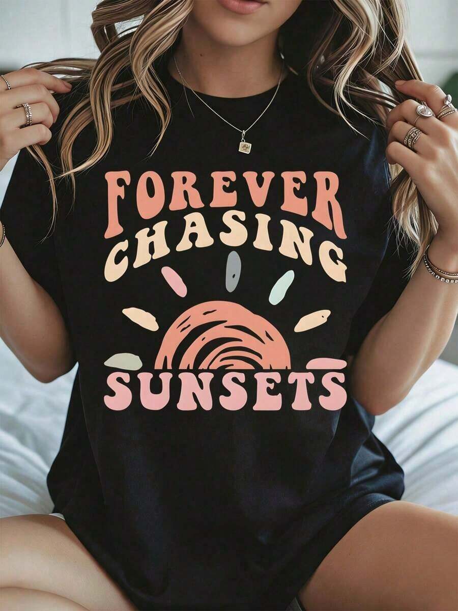Camiseta Gráfica "Forever Chasing Sunsets" para Verano, Playa, Vacaciones, Estampado de Atardecer, Ropa Casual Negra para Mujer, Temporada de Verano - Negro - Ver 1