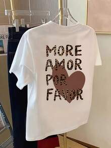 女款大尺碼休閒圓領短袖T恤，印有「MORE AMOR POR FAVOR」豹紋圖案，白色上衣，適合秋季/返校季/夏季 - 白色 - View 3
