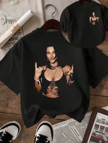 Figura artística de una mujer mostrando actitud rebelde con gestos de rock y detalles de tatuajes que simbolizan fuerza libertad y confianza camiseta de mujer estampada doble faz casual moderna - Negro - Ver 1