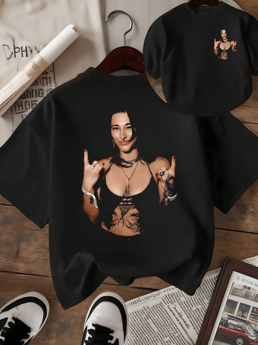 Figura artística de una mujer mostrando actitud rebelde con gestos de rock y detalles de tatuajes que simbolizan fuerza libertad y confianza camiseta de mujer estampada doble faz casual moderna - Negro - Ver 1