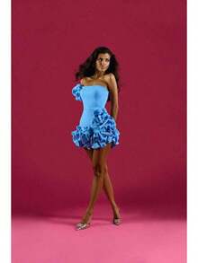 Un vestido corto ajustado con volantes irregulares y cintura ceñida. - Blanco - Ver 4
