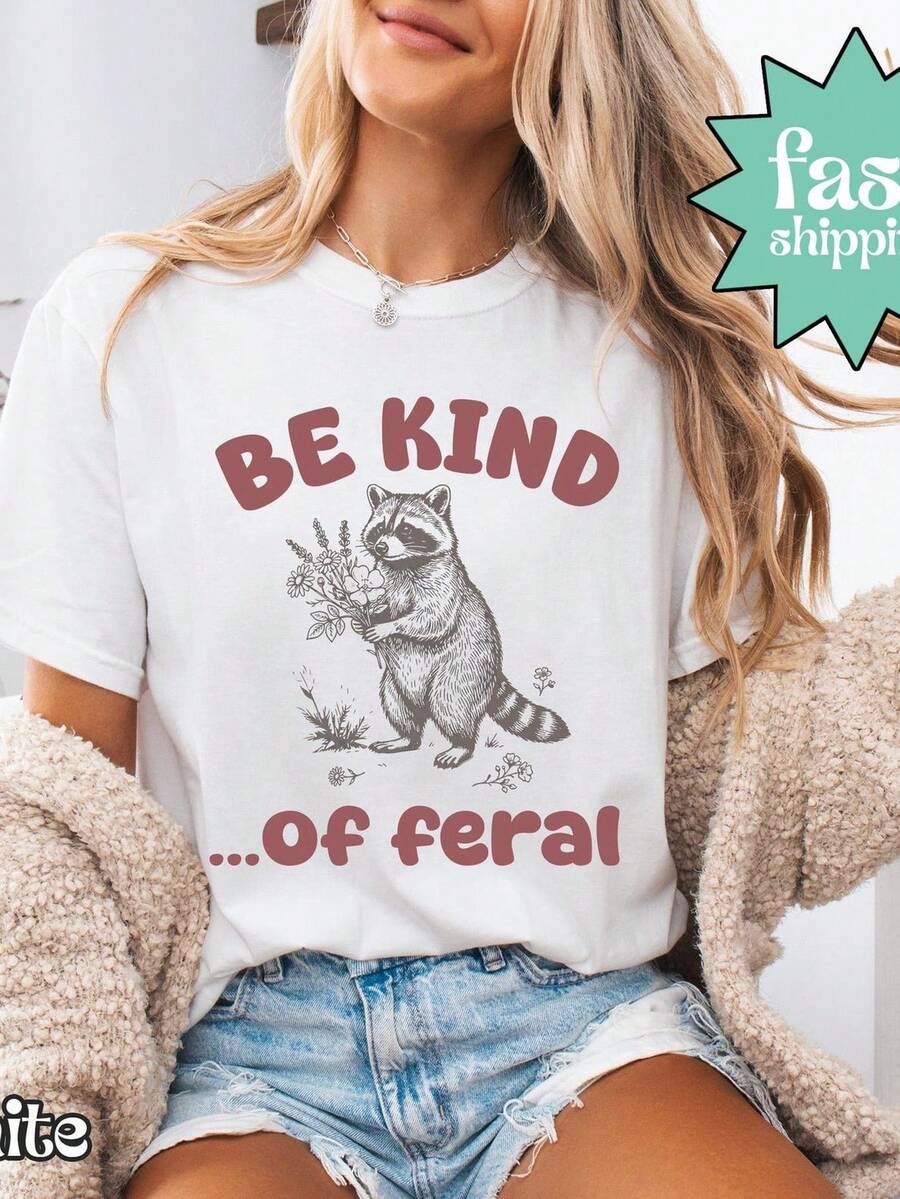 "Be Kind Of" T-Shirt, RacC1oon T-Shirt, Sarcastic Graphic Tee, Mental Health Humor Tee, I1ROnic Cottage Style Top. Unisex 220g Pure Cotton T-Shirt, Ideal Weight For All Seasons, Suitable For Both Men And Women. Durable, High-Quality Fabric, Soft To The Touch And Long-Lasting. Breathable Top. Suitable For Women's Spring And Summer, Holidays, Mother's Day, Independence Day. - 白色 - 查看 1