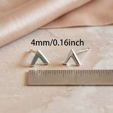 1 Đôi bông tai đinh tán hình chữ V bằng bạc Sterling S925, kiểu dáng tối giản hình mũi tên, không gây dị ứng. - bông tai hình chữ V - Xem 5