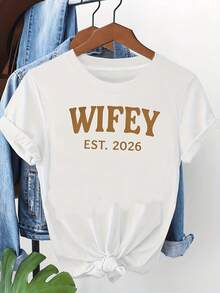 Talla Grande - Talla Grande - Talla Grande WIFEY EST. 2026 Camiseta Blanca de Manga Corta con Cuello Redondo y Estampado de Alfabeto, Suave, Elasticidad Media, Corte Oversize, Diseño Casual de Moda, Ropa Cómoda para el Día a Día, Lavable a Máquina, Primavera Verano Otoño - Blanco - Ver 2