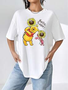 Ilustración adorable de oso con girasol abrazando a su amigo creando una sensación cálida y alegre perfecta para días relajados camiseta de mujer  suave y cómoda para uso diario casual - Blanco - Ver 1