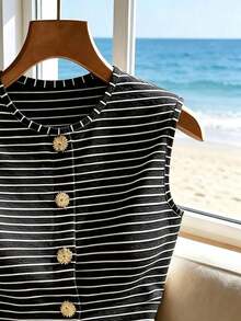 Elegante y versátil top de punto a rayas, apropiado para ir a la oficina, salir de fiesta o uso casual.Cuello redondo, sin mangas, con decoración de botones metálicos. - Negro - Ver 5