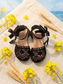 1 Đôi dép xăng đan ren móc ngọt ngào cho bé gái năm 2026, thiết kế quai nơ, khóa móc, gót kín, đế bằng, kiểu công chúa, thích hợp cho tiệc tùng, đám cưới và mùa hè. - màu đen - Xem 5