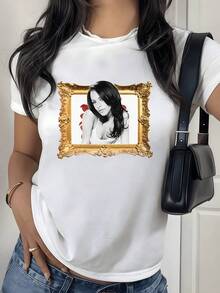 Artistic Portrait Framed With Gold Details That Reflects Elegance And A Modern Touch With A Light Background And Red Petals. Casual, Comfortable, And Attractive Women's T-Shirt For Everyday Use. - 白色 - 查看 1