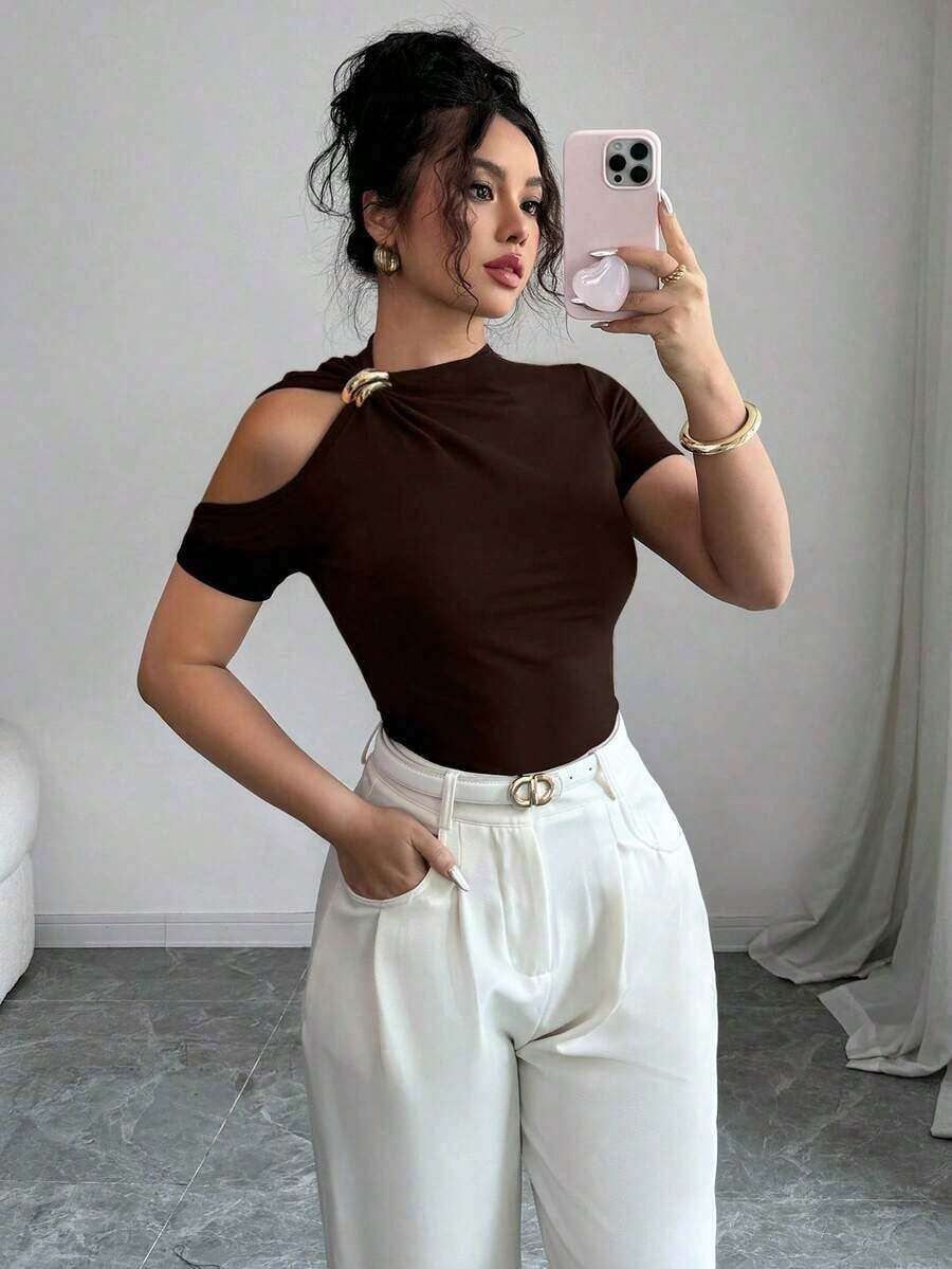 Camiseta de moda de manga corta para mujer de unicolor con recortes calados y decoración metálica - Marrón 2 - Ver 1
