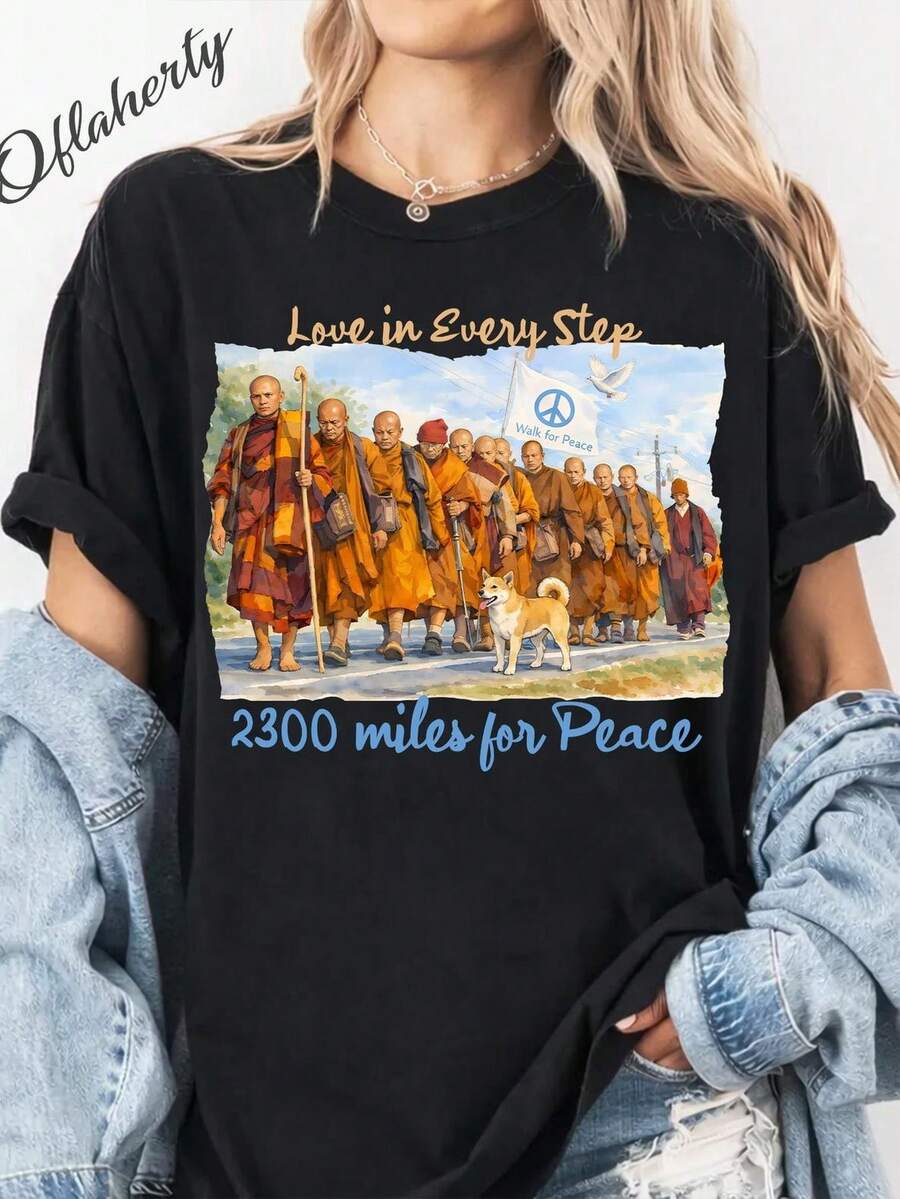 Camiseta Amor en Cada Paso, Camiseta Caminata de Monjes Budistas por la Paz, Monje Caminando por la Paz, Perro Aloka, Camiseta de Monjes y Perros, Regalo de Yoga. Camiseta unisex de algodón puro de 220 g, peso ideal para todas las estaciones, adecuada tanto para hombres como para mujeres. Tejido duradero de alta calidad, suave al tacto y de larga duración. Top transpirable. Adecuado para primavera y verano de mujeres, vacaciones, Día de la Madre, Día de la Independencia. - Negro - Ver 1